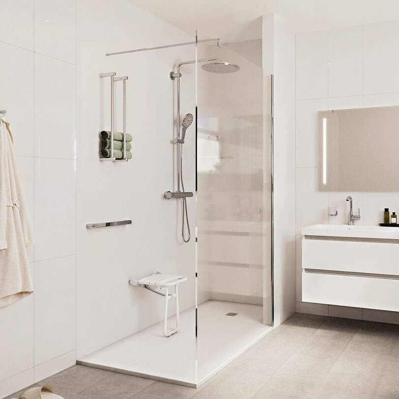 SaniSafe Badezimmer mit weißer Einrichtung für Senioren Inspiration